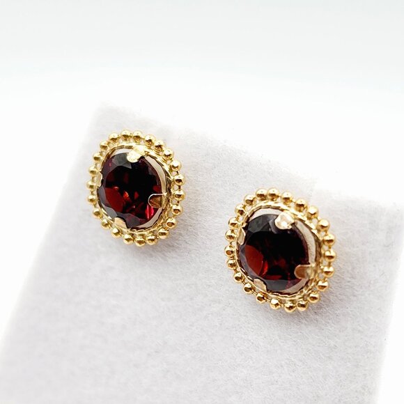 10K Yellow Gold Garnet 1.5ct (6x6m) Stud Earrings - Picture 4 of 6